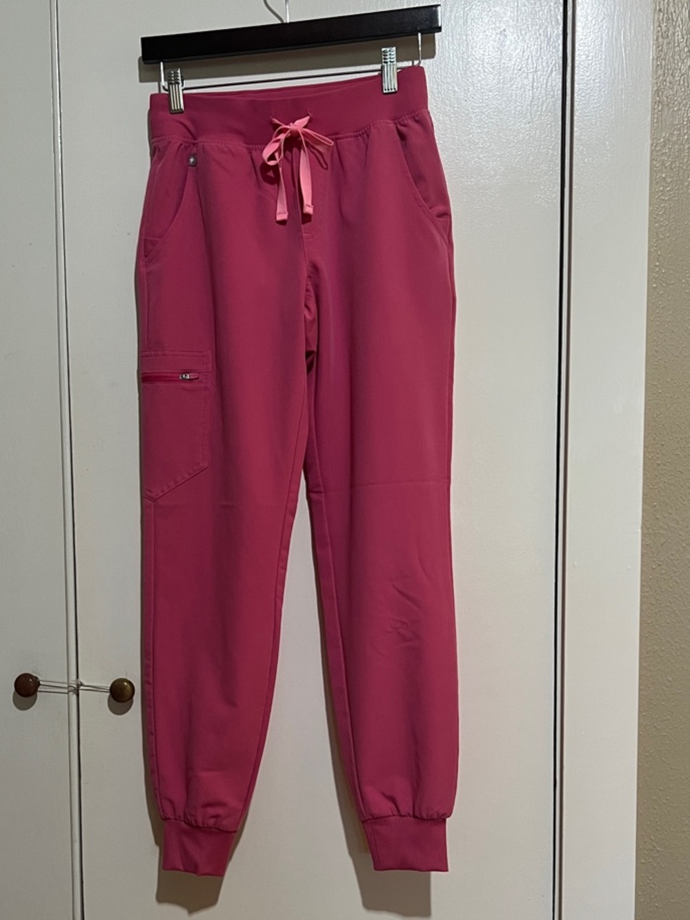 Figs Zamora Women's Jogger Scrub Pants in pink XXS PO5724